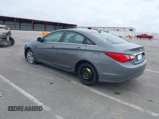 2013 Hyundai Sonata GLS z VIN 5NPEB4ACXDH569785, wystawiony jako IAAI lot #39392769 z przebiegiem 69 934 mil mil oraz . Historia ofert i sprzedaży dostępna na DreamBid. Obrazek 3.