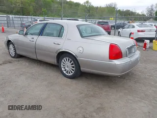 2003 Lincoln Town Car Signature z VIN 1LNHM82W03Y615785, wystawiony jako IAAI lot #42158434 z przebiegiem 121 311 mil mil oraz . Historia ofert i sprzedaży dostępna na DreamBid. Obrazek 3.