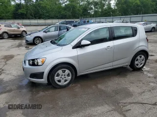 2014 Chevrolet Sonic LS z VIN 1G1JA6SG6E4161427, wystawiony jako Copart lot #60411775 z przebiegiem Nie podano mil oraz Szkoda całkowita • Salvage title. Historia ofert i sprzedaży dostępna na DreamBid. Obrazek 1.