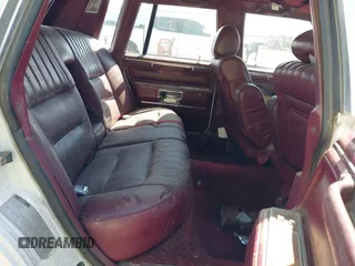 1989 Lincoln Town Car z VIN 1LNBM81FXKY640618, wystawiony jako IAAI lot #42290055 z przebiegiem 36 095 mil mil oraz . Historia ofert i sprzedaży dostępna na DreamBid. Obrazek 8.