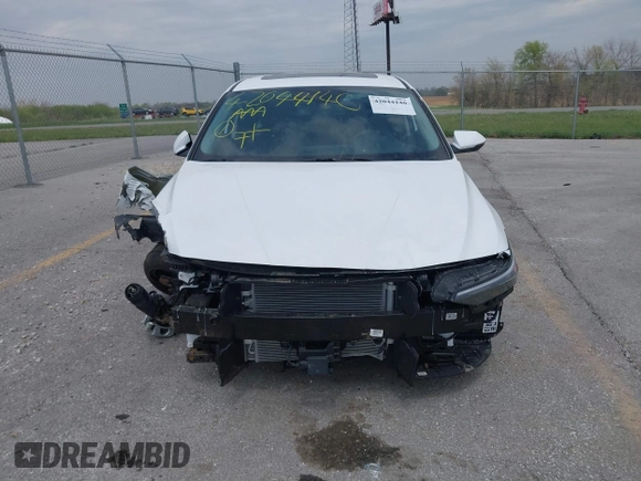 2025 Hyundai Elantra Limited z VIN KMHLN4DJ5SU134793, wystawiony jako IAAI lot #42044140 z przebiegiem 808 mil mil oraz . Historia ofert i sprzedaży dostępna na DreamBid. Obrazek 13.