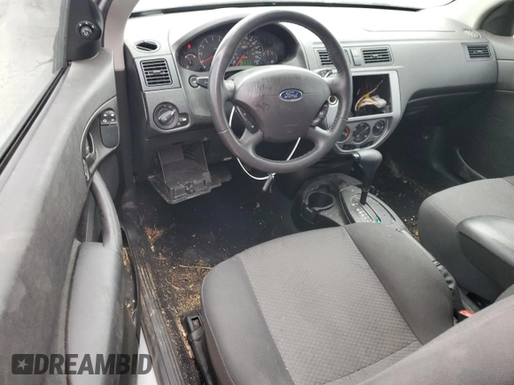 2006 Ford Focus S z VIN 1FAFP31N76W169137, wystawiony jako Copart lot #43445245 z przebiegiem 100 323 mil mil oraz Czysty tytuł • Clean title. Historia ofert i sprzedaży dostępna na DreamBid. Obrazek 8.