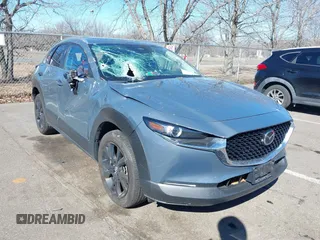 2024 Mazda CX-30 S Carbon Edition z VIN 3MVDMBCM2RM613990, wystawiony jako IAAI lot #41641224 z przebiegiem 18 526 mil mil oraz . Historia ofert i sprzedaży dostępna na DreamBid. Obrazek 1.