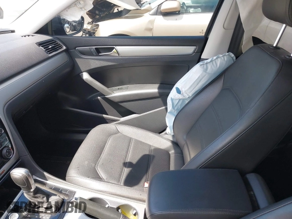 2019 Volkswagen Passat 2.0T Wolfsburg Edition with VIN 1VWLA7A35KC011084, listed as a IAAI auction lot 40385111 with 81,119 mi miles. Bid and sale history available at carsss.com. Image 5.