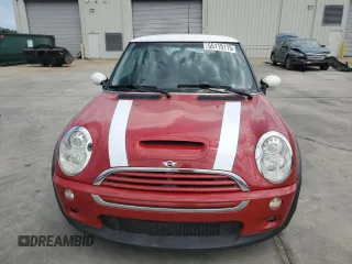 2006 MINI Hardtop S z VIN WMWRE33586TJ35233, wystawiony jako Copart lot #55118115 z przebiegiem 126 066 mil mil oraz Szkoda całkowita • Salvage title. Historia ofert i sprzedaży dostępna na DreamBid. Obrazek 5.