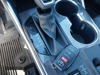 2024 Toyota Highlander LE z VIN 5TDKDRAH7RS534256, wystawiony jako IAAI lot #41609608 z przebiegiem 6 255 mil mil oraz . Historia ofert i sprzedaży dostępna na DreamBid. Obrazek 11.