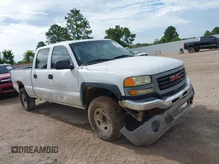 2006 GMC Sierra 2500HD SLE z VIN 1GTHC23U36F157077, wystawiony jako IAAI lot #42438080 z przebiegiem Nie podano mil oraz . Historia ofert i sprzedaży dostępna na DreamBid. Obrazek 1.