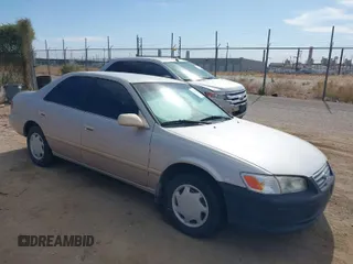 2000 Toyota Camry CE z VIN 4T1BG22K2YU702089, wystawiony jako IAAI lot #42032034 z przebiegiem 94 125 mil mil oraz . Historia ofert i sprzedaży dostępna na DreamBid. Obrazek 1.