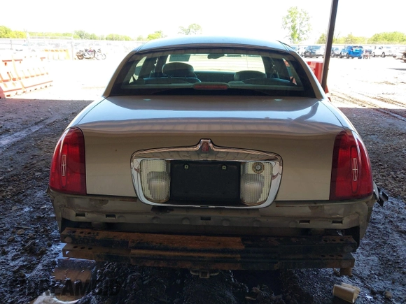 2000 Lincoln Town Car Signature z VIN 1LNHM82W1YY869805, wystawiony jako IAAI lot #42051938 z przebiegiem 125 940 mil mil oraz . Historia ofert i sprzedaży dostępna na DreamBid. Obrazek 17.