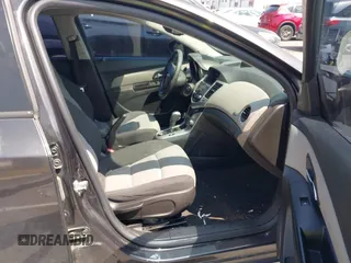 2014 Chevrolet Cruze LS z VIN 1G1PA5SG1E7405326, wystawiony jako IAAI lot #42095319 z przebiegiem Nie podano mil oraz . Historia ofert i sprzedaży dostępna na DreamBid. Obrazek 5.