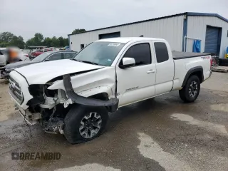 2016 Toyota Tacoma SR5 z VIN 5TFSZ5AN7GX002917, wystawiony jako Copart lot #56750665 z przebiegiem 155 429 mil mil oraz Szkoda całkowita • Salvage title. Historia ofert i sprzedaży dostępna na DreamBid. Obrazek 1.