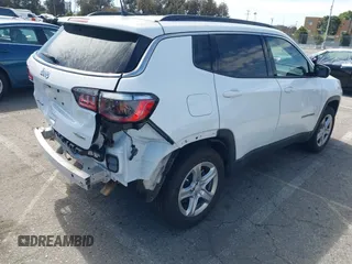2023 Jeep Compass Latitude z VIN 3C4NJDBN1PT538478, wystawiony jako IAAI lot #41804312 z przebiegiem 14 228 mil mil oraz . Historia ofert i sprzedaży dostępna na DreamBid. Obrazek 4.
