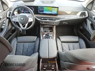 2024 BMW X7 xDrive40i z VIN 5UX23EM09R9V90469, wystawiony jako Copart lot #56997145 z przebiegiem 29 827 mil mil oraz Czysty tytuł • Clean title. Historia ofert i sprzedaży dostępna na DreamBid. Obrazek 8.