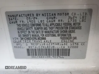 2024 Nissan Versa S z VIN 3N1CN8DV2RL903966, wystawiony jako Copart lot #59211345 z przebiegiem 21 805 mil mil oraz Czysty tytuł • Clean title. Historia ofert i sprzedaży dostępna na DreamBid. Obrazek 13.