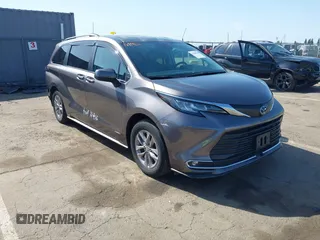 2021 Toyota Sienna XLE with VIN 5TDYSKFC4MS035573, listed as a IAAI auction lot 41988128 with 39,110 mi miles. Bid and sale history available at carsss.com. Image 1.