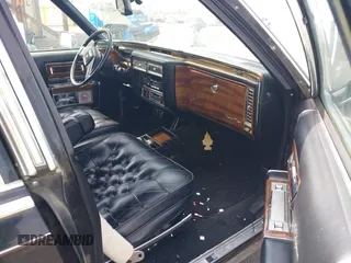 1987 Cadillac Brougham z VIN 1G6DW51Y0H9753376, wystawiony jako IAAI lot #42114437 z przebiegiem 69 484 mil mil oraz . Historia ofert i sprzedaży dostępna na DreamBid. Obrazek 5.