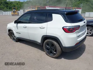 2019 Jeep Compass Latitude z VIN 3C4NJDBB1KT629829, wystawiony jako IAAI lot #42244638 z przebiegiem 111 566 mil mil oraz . Historia ofert i sprzedaży dostępna na DreamBid. Obrazek 3.