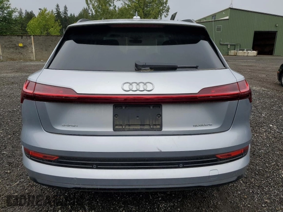 2022 Audi e-tron Premium z VIN WA1AAAGE8NB005235, wystawiony jako Copart lot #57621195 z przebiegiem 40 970 mil mil oraz Czysty tytuł • Clean title. Historia ofert i sprzedaży dostępna na DreamBid. Obrazek 6.