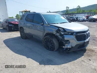 2023 Chevrolet Traverse RS z VIN 1GNEVJKW1PJ329543, wystawiony jako IAAI lot #42391440 z przebiegiem 25 011 mil mil oraz . Historia ofert i sprzedaży dostępna na DreamBid. Obrazek 1.
