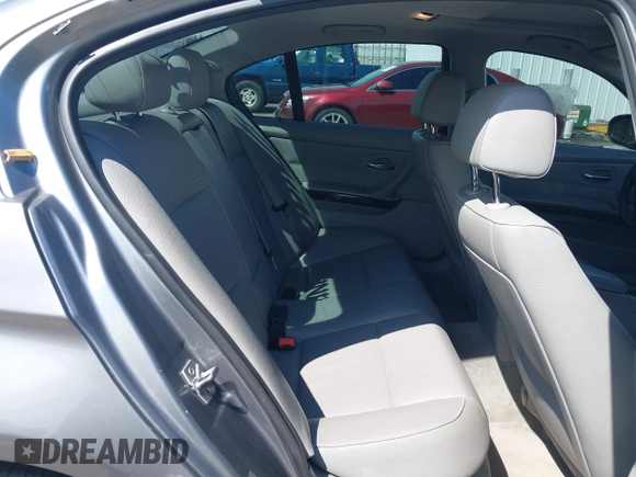 2011 BMW 3 Series 328i xDrive z VIN WBAPK5G52BNN81964, wystawiony jako IAAI lot #42206128 z przebiegiem 118 752 mil mil oraz . Historia ofert i sprzedaży dostępna na DreamBid. Obrazek 8.