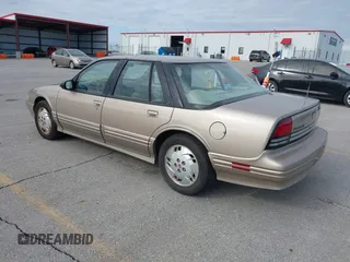 1997 Oldsmobile Cutlass Supreme S z VIN 1G3WH52M4VF303898, wystawiony jako IAAI lot #41853372 z przebiegiem 125 239 mil mil oraz . Historia ofert i sprzedaży dostępna na DreamBid. Obrazek 3.