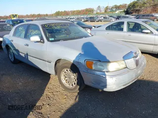 1999 Lincoln Town Car Signature with VIN 1LNFM82W2XY601285, listed as a IAAI auction lot 40898157 with Not provided miles and . Bid and sale history available at DreamBid. Image 1.