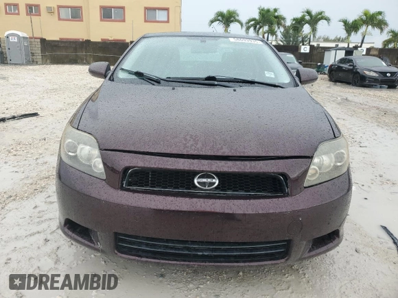 2010 Scion tC z VIN JTKDE3B79A0309636, wystawiony jako Copart lot #58693935 z przebiegiem 153 413 mil mil oraz Czysty tytuł • Clean title. Historia ofert i sprzedaży dostępna na DreamBid. Obrazek 5.