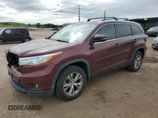 2015 Toyota Highlander XLE z VIN 5TDKKRFH0FS097839, wystawiony jako Copart lot #57030755 z przebiegiem 105 997 mil mil oraz Szkoda całkowita • Salvage title. Historia ofert i sprzedaży dostępna na DreamBid. Obrazek 1.