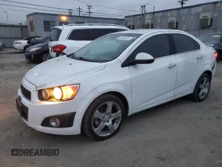2013 Chevrolet Sonic LTZ z VIN 1G1JE5SH0D4170890, wystawiony jako Copart lot #82400594 z przebiegiem 113 597 mil mil oraz Szkoda całkowita • Salvage title. Historia ofert i sprzedaży dostępna na DreamBid. Obrazek 1.