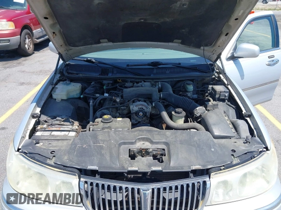 2002 Lincoln Town Car Signature z VIN 1LNHM82W22Y639231, wystawiony jako IAAI lot #42513503 z przebiegiem 126 832 mil mil oraz . Historia ofert i sprzedaży dostępna na DreamBid. Obrazek 10.