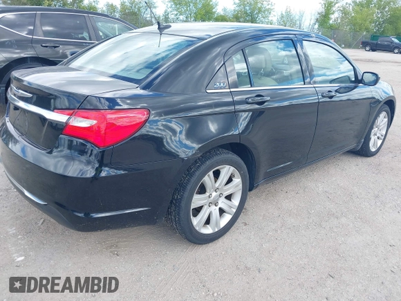 2012 Chrysler 200 Touring z VIN 1C3CCBBBXCN181764, wystawiony jako IAAI lot #42355361 z przebiegiem 117 353 mil mil oraz . Historia ofert i sprzedaży dostępna na DreamBid. Obrazek 4.