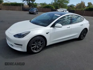 2021 Tesla Model 3 Long Range z VIN 5YJ3E1EB5MF004003, wystawiony jako Copart lot #56908295 z przebiegiem 52 918 mil mil oraz Szkoda całkowita • Salvage title. Historia ofert i sprzedaży dostępna na DreamBid. Obrazek 1.