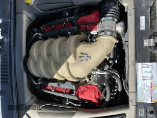 2006 Maserati GranSport z VIN ZAMEB18A660026402, wystawiony jako Copart lot #55486035 z przebiegiem 56 515 mil mil oraz Tytuł czysty. Historia ofert i sprzedaży dostępna na DreamBid. Obrazek 7.
