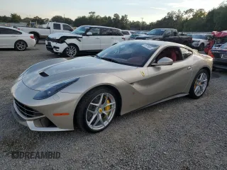 2014 Ferrari F12 z VIN ZFF74UFAXE0202704, wystawiony jako Copart lot #73676684 z przebiegiem Nie podano mil oraz Szkody całkowita. Historia ofert i sprzedaży dostępna na DreamBid. Obrazek 1.