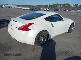 2013 Nissan 370Z z VIN JN1AZ4EH4DM380820, wystawiony jako IAAI lot #41547638 z przebiegiem 118 222 mil mil oraz . Historia ofert i sprzedaży dostępna na DreamBid. Obrazek 4.