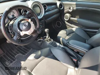 2013 MINI Roadster S z VIN WMWSY3C58DT594039, wystawiony jako Copart lot #65833804 z przebiegiem Nie podano mil oraz Szkody całkowita. Historia ofert i sprzedaży dostępna na DreamBid. Obrazek 8.