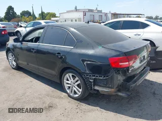 2015 Volkswagen Jetta SEL z VIN 3VWL17AJ7FM307632, wystawiony jako IAAI lot #42766536 z przebiegiem 101 661 mil mil oraz . Historia ofert i sprzedaży dostępna na DreamBid. Obrazek 3.