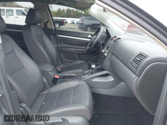 2008 Volkswagen Jetta SE z VIN 3VWRM71K18M135790, wystawiony jako IAAI lot #42165888 z przebiegiem 147 523 mil mil oraz . Historia ofert i sprzedaży dostępna na DreamBid. Obrazek 5.