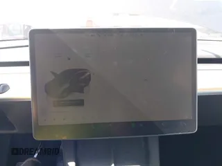 2022 Tesla Model Y Long Range z VIN 7SAYGAEE9NF574634, wystawiony jako IAAI lot #42040719 z przebiegiem 29 675 mil mil oraz . Historia ofert i sprzedaży dostępna na DreamBid. Obrazek 18.