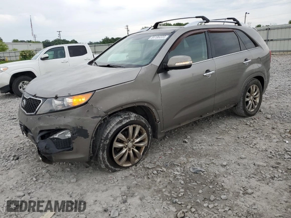 2013 Kia Sorento SX z VIN 5XYKW4A26DG351610, wystawiony jako Copart lot #56196225 z przebiegiem 155 382 mil mil oraz Szkoda całkowita • Salvage title. Historia ofert i sprzedaży dostępna na DreamBid. Obrazek 1.