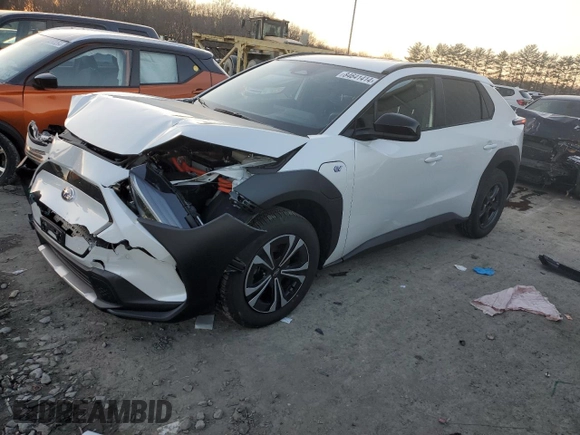 2024 Subaru Solterra Premium z VIN JTMABABA4RA063314, wystawiony jako Copart lot #84641414 z przebiegiem 871 mil mil oraz Szkody całkowita. Historia ofert i sprzedaży dostępna na DreamBid. Obrazek 1.
