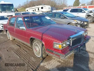 1985 Cadillac Fleetwood z VIN 1G6CB6980F4391206, wystawiony jako IAAI lot #40858339 z przebiegiem 80 251 mil mil oraz . Historia ofert i sprzedaży dostępna na DreamBid. Obrazek 1.
