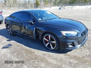 2024 Audi A5 Sportback S line Premium Plus z VIN WAUFACF56RA040390, wystawiony jako IAAI lot #41683233 z przebiegiem 27 560 mil mil oraz . Historia ofert i sprzedaży dostępna na DreamBid. Obrazek 1.