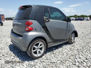 2015 Smart fortwo Passion z VIN WMEEJ3BA5FK819174, wystawiony jako Copart lot #53205005 z przebiegiem 78 364 mil mil oraz Szkody całkowita. Historia ofert i sprzedaży dostępna na DreamBid. Obrazek 3.