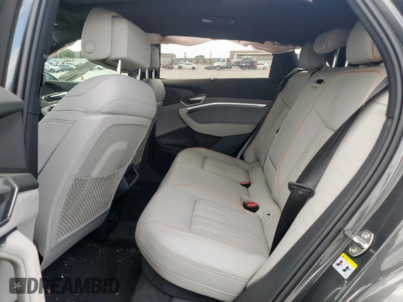 2024 Audi Q8 e-tron z VIN WA16AAGE5RB048734, wystawiony jako Copart lot #54393075 z przebiegiem Nie podano mil oraz Szkoda całkowita • Salvage title. Historia ofert i sprzedaży dostępna na DreamBid. Obrazek 10.
