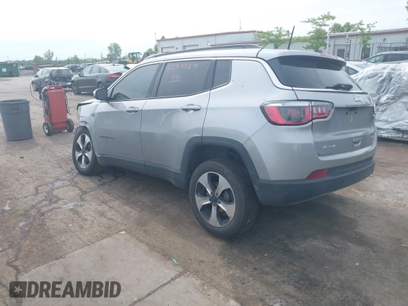 2018 Jeep Compass Latitude z VIN 3C4NJDBB2JT140726, wystawiony jako IAAI lot #42349231 z przebiegiem 125 328 mil mil oraz . Historia ofert i sprzedaży dostępna na DreamBid. Obrazek 3.