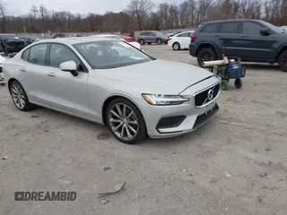 2019 Volvo S60 Momentum with VIN 7JR102FK1KG002019, listed as a IAAI auction lot 40997902 with 40,695 mi miles. Bid and sale history available at carsss.com. Image 1.