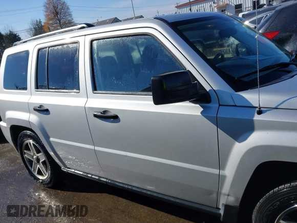 2008 Jeep Patriot Sport with VIN 1J8FT28W38D798125, listed as a IAAI auction lot 41004403 with 98,841 mi miles. Bid and sale history available at carsss.com. Image 13.