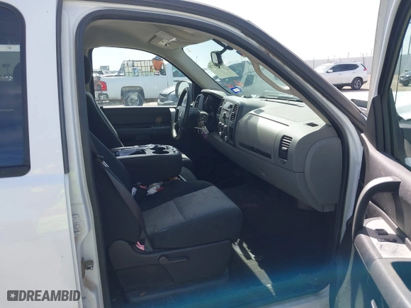 2007 Chevrolet Silverado 1500 LT w/1LT with VIN 2GCEC13C471716312, listed as a IAAI auction lot 41792270 with 84,649 mi miles. Bid and sale history available at carsss.com. Image 5.