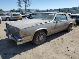 1985 Cadillac Eldorado z VIN 1G6EL578XFE661216, wystawiony jako Copart lot #54606984 z przebiegiem 12 462 mil mil oraz Szkody całkowita. Historia ofert i sprzedaży dostępna na DreamBid. Obrazek 1.